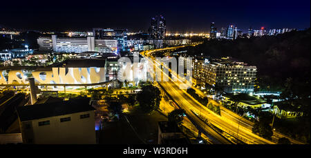 Singapore - Aprile 25, 2018: bella vista aerea di VivioCity, HourbourFront e West Coast Highway vivacemente illuminata anche di notte. Foto Stock