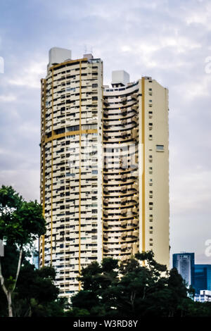 Singapore - Settembre 22, 2018: Banca di perla appartamenti, l'iconica a forma di ferro di cavallo edificio residenziale nel Outram, Singapore. Foto Stock