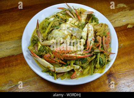 Saltate in padella blu granchio nuotatore in giallo curry sul piatto Foto Stock