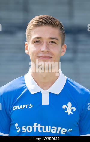 Darmstadt, Germania. 17 Luglio, 2019. Soccer seconda Bundesliga: Fototermin Darmstadt 98 per la stagione 2019/20 nel Merck Stadium dell'Böllenfalltor: Player Marvin Mehlem. Credito: Sila Stein/dpa/Alamy Live News Foto Stock