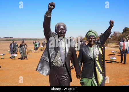 2 Luglio 2019 - Mandela scultura a Maropeng, la culla dell'umanità, Johannesburg, Sud Africa Foto Stock