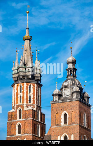 Dettaglio del campanile della Basilica di Santa Maria della Basilica di Cracovia in Polonia Foto Stock