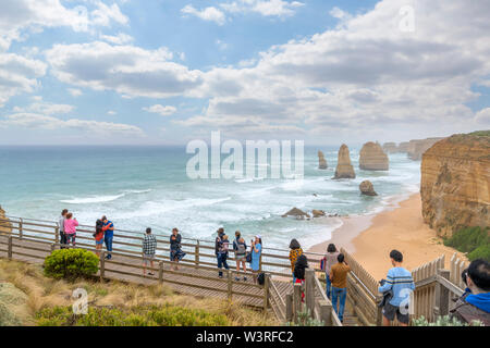 I turisti presso il punto di vista per i dodici Apostoli, il Parco Nazionale di Port Campbell, Great Ocean Road, Victoria, Australia Foto Stock