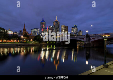 Bellissima vista del centro della città di Melbourne, Australia, e della serata sul Fiume Yarra illuminato da blue ore di luce Foto Stock