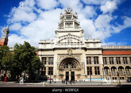 Londra - Sep 17: al di fuori della vista del Victoria and Albert Museum il Sep 17, 2010 a Londra, Regno Unito. Collezioni del Museo comprendono 2,27 milioni di voci, composizioni Foto Stock