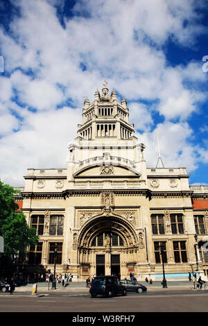 Londra - Sep 17: al di fuori della vista del Victoria and Albert Museum il Sep 17, 2010 a Londra, Regno Unito. Collezioni del Museo comprendono 2,27 milioni di voci, composizioni Foto Stock