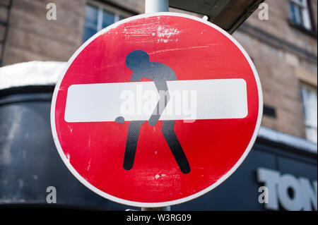 I segnali stradali artisticamente modificati da Clet Abraham a Edimburgo. Edimburgo, Scozia. Foto Stock