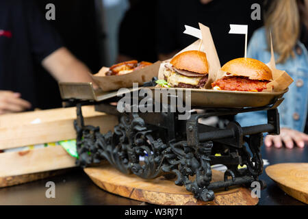 Hamburger di manzo servita sul cibo in stallo sulla cucina aperta street food festival evento Foto Stock