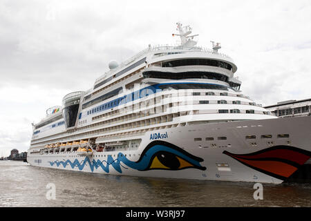 La nave da crociera AIDA Sol attraccava lungo il fiume Elba ad Amburgo, Germania. Foto Stock