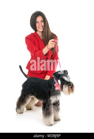 Miniatura schnauzer e donna di fronte a uno sfondo bianco