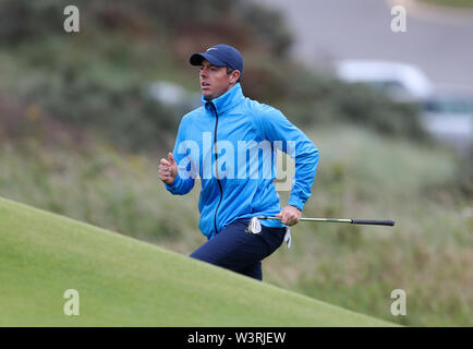 In Irlanda del Nord la Rory McIlroy sul quinto durante l'anteprima giorno quattro del Campionato Open 2019 presso il Royal Portrush Golf Club. Foto Stock