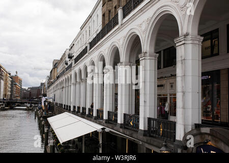 Negozi nell'Alsterarkaden, una storica galleria di negozi vicino al fiume Alster, nel centro di Amburgo, Germania. Foto Stock