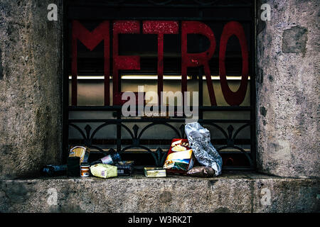 Prodotto alimentare accanto a una fermata della metropolitana firmano a Parigi - tema senzatetto. Foto Stock