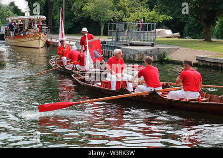 Hurley, Berkshire, Regno Unito. 17 Luglio, 2019. David barbiere e il cigno tomaie lasciare Hurley bloccare il giorno tre di Swan batte in volata 2019. Una settimana lungo sondaggio dei cigni sul Fiume Tamigi, da Sunbury nel Surrey a Abingdon in Oxfordshire. Il Cigno reale tomaie, che indossano la scarlet uniforme di Sua Maestà la Regina, viaggi in barca a remi tradizionale skiffs insieme con tomaie di cigno dal Vintners' e tintori' livrea delle imprese. Credito: Julia Gavin/Alamy Live News Foto Stock