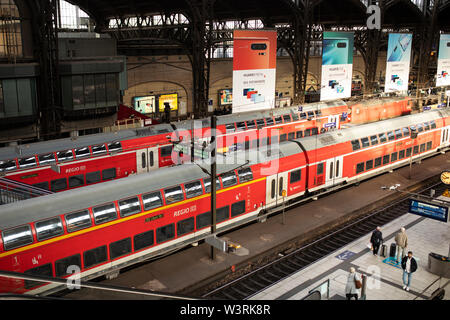 Treni regionali Deutsche Bahn sulle piste della Hauptbahnhof (stazione centrale) in una giornata estiva ad Amburgo, Germania. Foto Stock