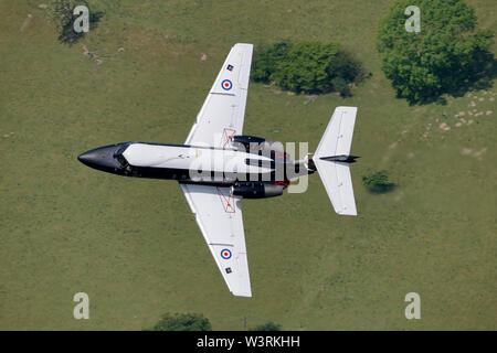 Hawker Siddeley HS-125-2 Dominie T1 XS727 cn 25045 livello basso angolo Corris Mach loop Wales, questa cellula è ora il cancello di protezione a RAF Cranwell. Foto Stock