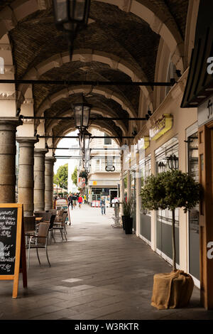 Negozi e caffè nell'Alsterarkaden, una galleria commerciale sul lungomare nel centro di Amburgo, Germania. Foto Stock