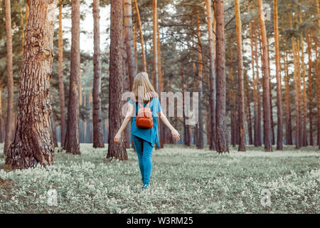 Ragazza camminare nei boschi Foto Stock