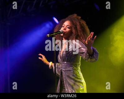 Angela Ricci di eseguire con il Brand New Heavies, il giorno 2, la fase 2 del OnBlackheath Music Festival 2019 Foto Stock