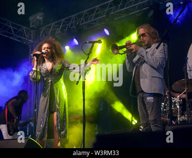 Il Brand New Heavies di eseguire sul palco 2, il giorno 2 del OnBlackheath Music Festival 2019 Foto Stock