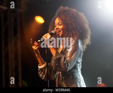 Angela Ricci di eseguire con il Brand New Heavies, il giorno 2, la fase 2 del OnBlackheath Music Festival 2019 Foto Stock