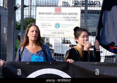 Londra, Regno Unito. 16 Luglio, 2019. La Ribellione di estinzione a Londra. Protesta presso il sito di proposte concrete in fabbrica East London Credit: Gareth Morris/Alamy Live News Foto Stock