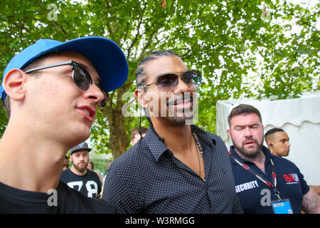 Londra, UK 17 Luglio 2019 - British ex pugile DAVID HAYE (C) è visto in moro di Londra, nei pressi del Municipio. Credito: Dinendra Haria/Alamy Live News Foto Stock