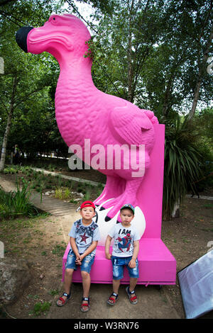 Il 16 luglio 2019. La Ribellione di estinzione a Waterloo Gardens. Due giovani ragazzi con la rosa dodo. Foto Stock