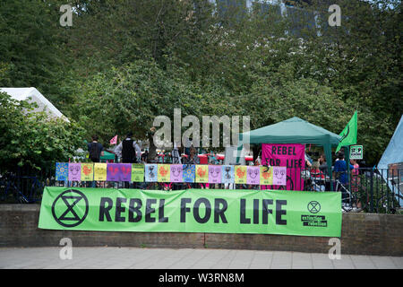 Il 16 luglio 2019. La Ribellione di estinzione a Waterloo Gardens. Banner dicendo Rebel per la vita e per poster su park ringhiere. Foto Stock