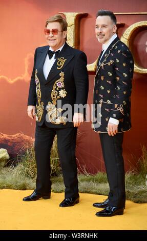 Sir Elton John, David arredare. The Lion King Premiere europeo, Odeon Luxe, Leicester Square, Londra. Regno Unito Foto Stock