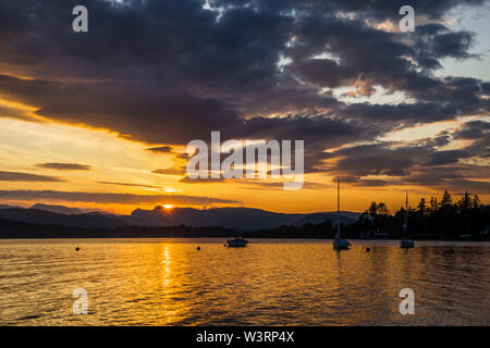 Tramonto sul lago di Windermere su un luglio serata estiva nel distretto del lago, Cumbria Foto Stock