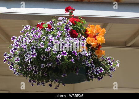 Holiday rende godendo il sole in Llandudno Galles Foto Stock