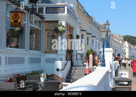 Holiday rende godendo il sole in Llandudno Galles Foto Stock