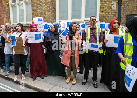 Londra, Regno Unito. 17 Luglio, 2019. NUS nero a studenti e Sostenitori prepararsi a marzo dal Dipartimento per l'istruzione a Piazza del Parlamento per sollecitare un'indagine completa la morte di rifugiati somali girl Shukri Abdi, di età compresa tra i 12 da Bury, morto nel fiume Irwell il 27 giugno. Credito: Mark Kerrison/Alamy Live News Foto Stock