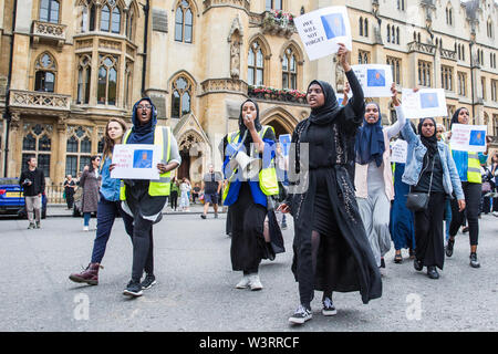 Londra, Regno Unito. 17 Luglio, 2019. NUS nero a studenti e Sostenitori marzo dal Dipartimento per l'istruzione a Piazza del Parlamento per sollecitare un'indagine completa la morte di rifugiati somali girl Shukri Abdi, di età compresa tra i 12 da Bury, morto nel fiume Irwell il 27 giugno. Credito: Mark Kerrison/Alamy Live News Foto Stock