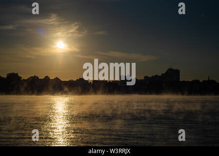 Nelle prime ore del mattino, una leggera foschia si deposita sul fiume Weser di Brema Foto Stock