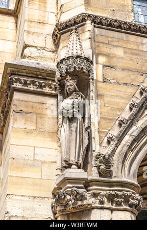 Saint Louis con croce statua in Sainte Chapelle, Parigi, Francia Foto Stock