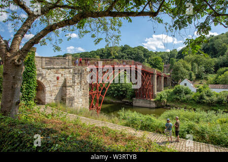 Il ponte di ferro che attraversa il fiume Severn nello Shropshire è stato aperto nel 1781 e fu il primo grande ponte per essere realizzato in ghisa. Foto Stock