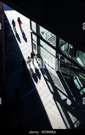 Parte della nuova ala futuristico progettato dall architetto Jean Nouvel presso il Centro de Arte Reina Sofia di Madrid, Spagna Foto Stock