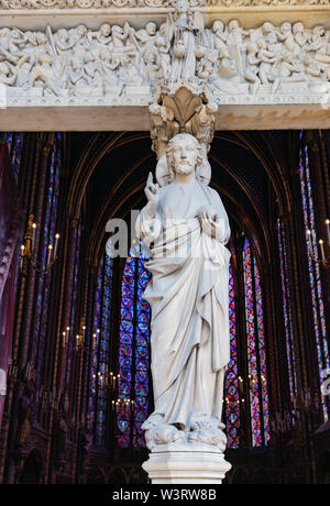 Statua di Gesù nel portale anteriore della cappella superiore, Sainte-Chapelle, Parigi, Francia, Europa Foto Stock