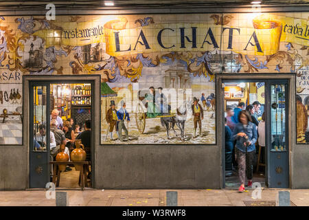 Un tapas bar fortemente decorate con piastrelle in calle de la Cava Baja nel quartiere La Latina trimestre, Madrid, Spagna Foto Stock