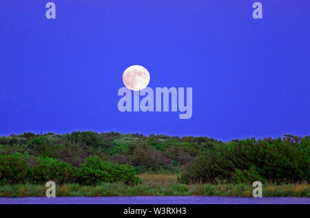 La luna sorge sullo stagno di San Teodoro, Sardegna, Italia Foto Stock