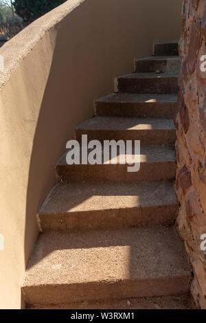 Una vista ravvicinata di una rampa di scale di pietra che conduce fino al tetto Foto Stock