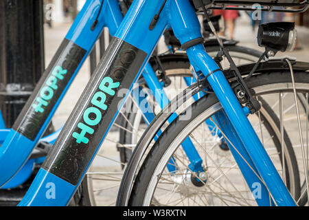 ORLANDO, FLORIDA - Luglio 13, 2019: HOPR bike condividere le biciclette parcheggiate su una strada del centro. Foto Stock