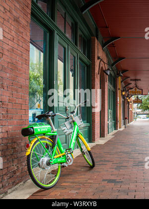 ORLANDO, FLORIDA - Luglio 13, 2019: verde lime quota bike rentals parcheggiato su una strada del centro. Foto Stock