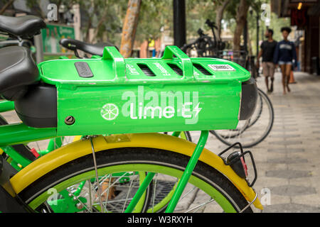 ORLANDO, FLORIDA - Luglio 13, 2019: verde lime quota bike rentals parcheggiato su una strada del centro. Foto Stock