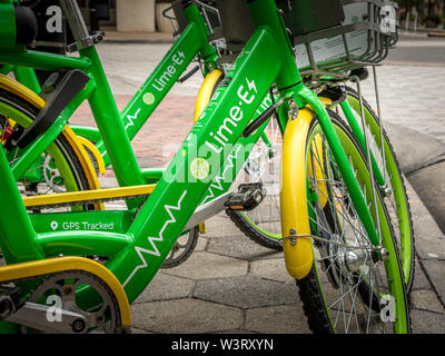 ORLANDO, FLORIDA - Luglio 13, 2019: verde lime quota bike rentals parcheggiato su una strada del centro. Foto Stock