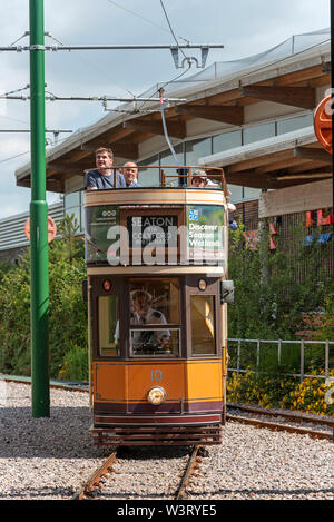 Seaton, Devon, Inghilterra, Regno Unito. Luglio 2019. Seaton tramvia. Vettura tranviaria elettrica 10 che risale al 2006. Vettura tranviaria e per i passeggeri che arrivano alla stazione di Seaton Foto Stock