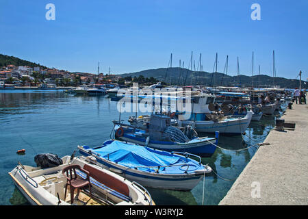 Neos Marmaras, Grecia, 30 maggio 2019. Una vista di una tranquilla città portuale con navi.Neos Marmaras è in Sithonia sulla penisola di Halkidiki, Grecia. Foto Stock