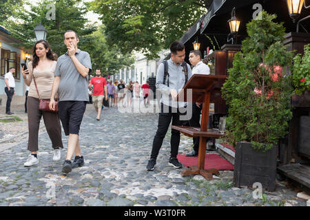 A Belgrado, in Serbia il 5 Luglio 2019: scena urbana con i turisti che visitano Skadarska Street noto anche come Skadarlija Foto Stock